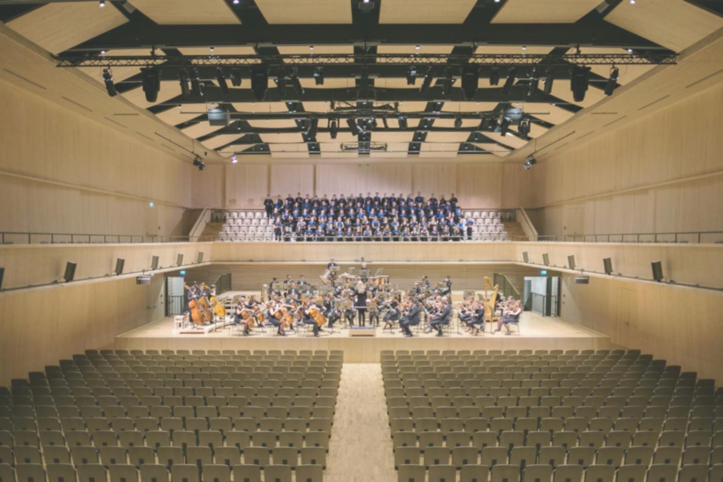 Aula di teoria con diagrammi di frequenza e setup audio professionale