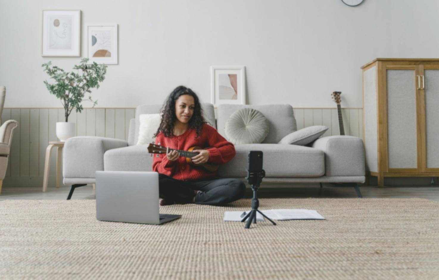 Studente che opera su console digitale professionale durante sessione live